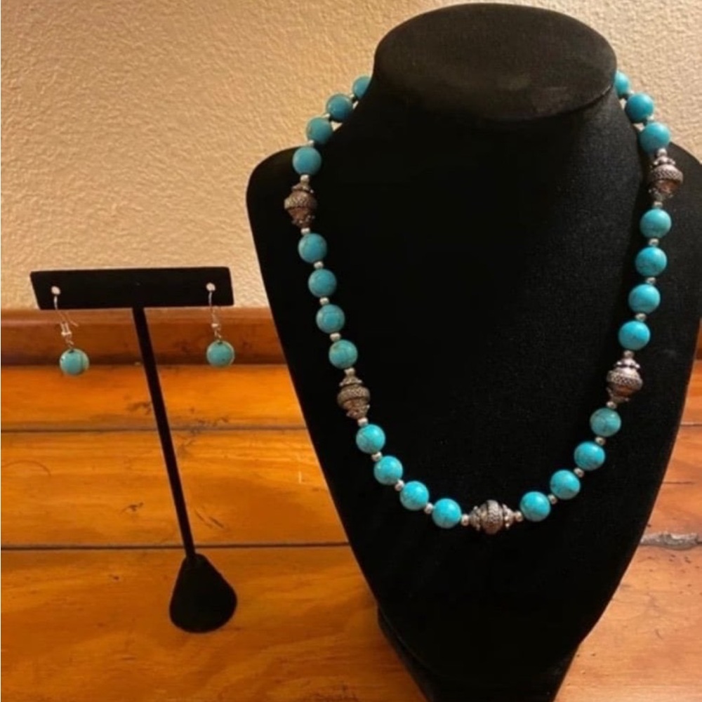 Source Unknown Turquoise Bead Necklace with Matching Earrings